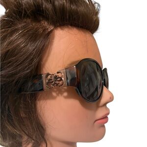 Guess brown Chic Sunglasses come with a case